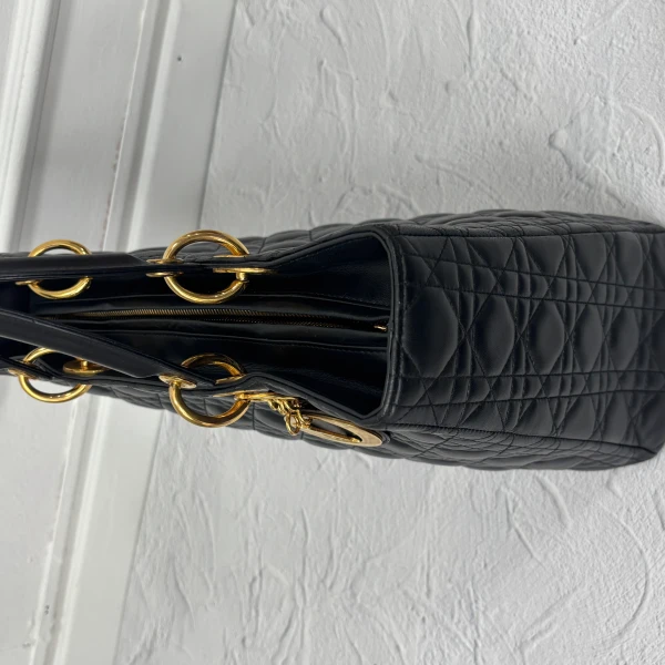 블랙 레이디백, 세월의 흔적을 지우고 새 생명을 입히다 - 명품수선신사